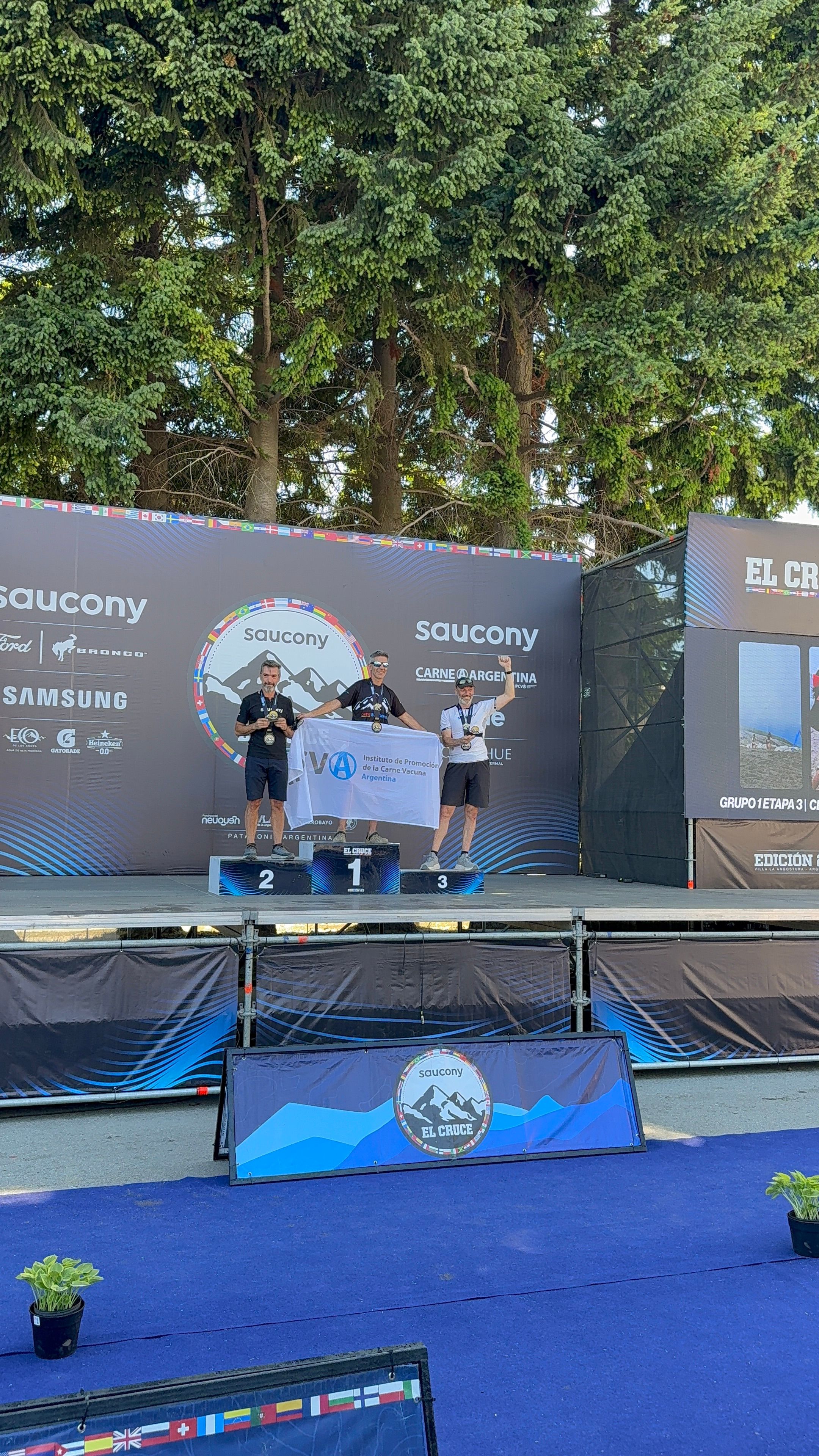 Fernando Merino Primero en su categoría con bandera de IPCVA