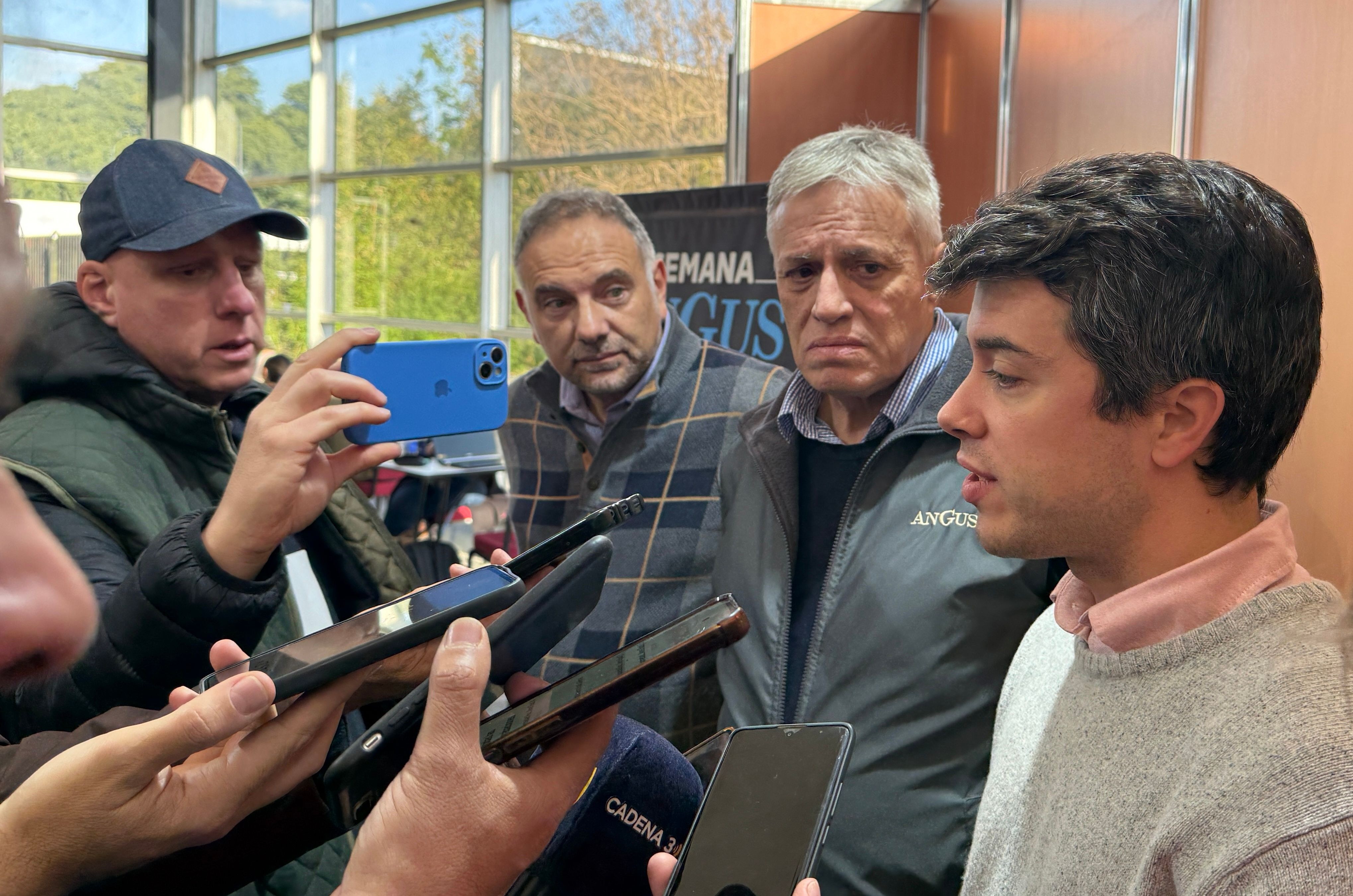 Adrián Bifaretti del IPCVA, Javier Martínez del Valle, director Ejecutivo de Angus y Agustín Curutchet, responsable del área de genética de Angus en la Expo Otoño