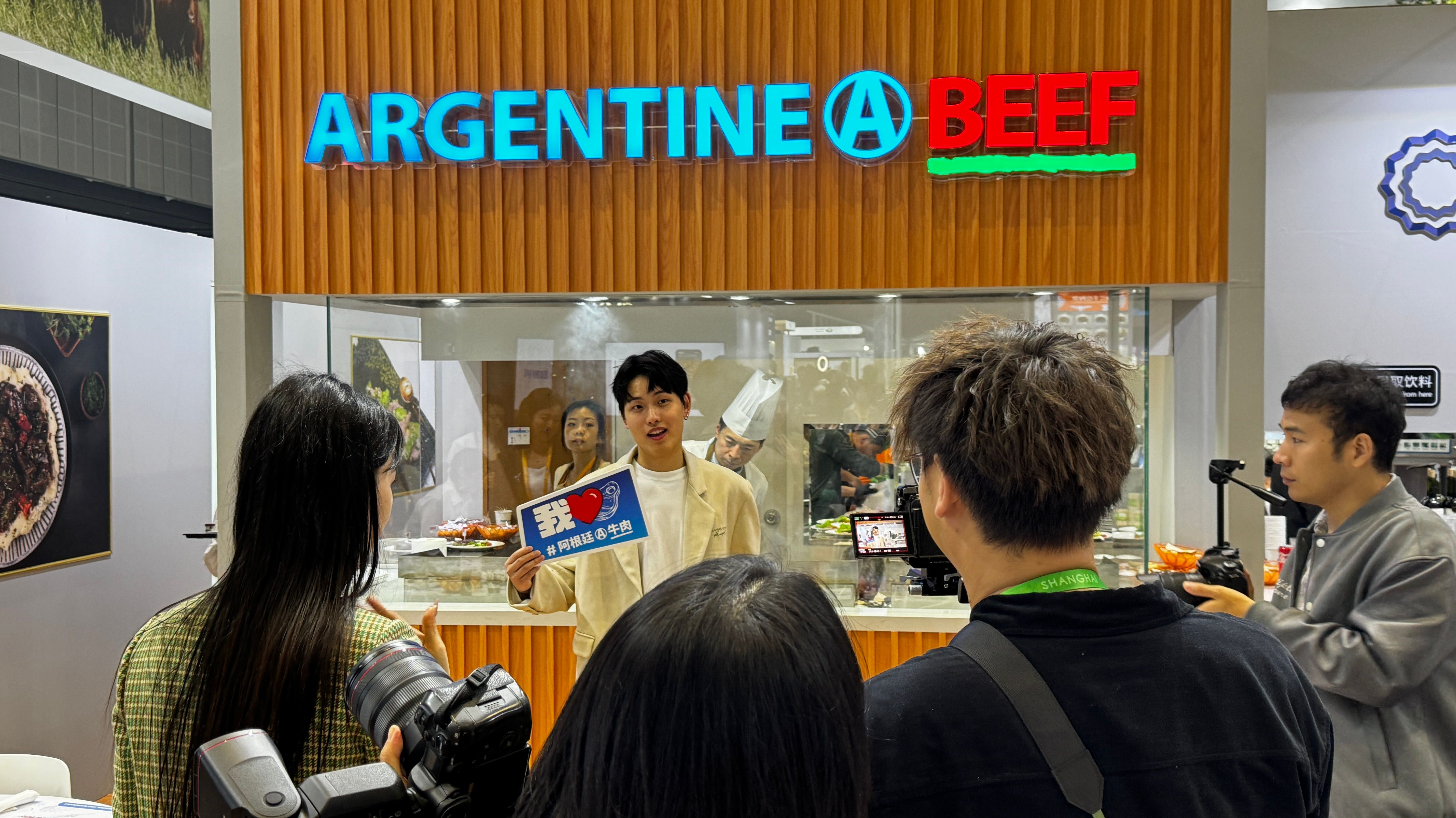 Influencers y medios chinos elogiaron la carne argentina en la CIIE 2025