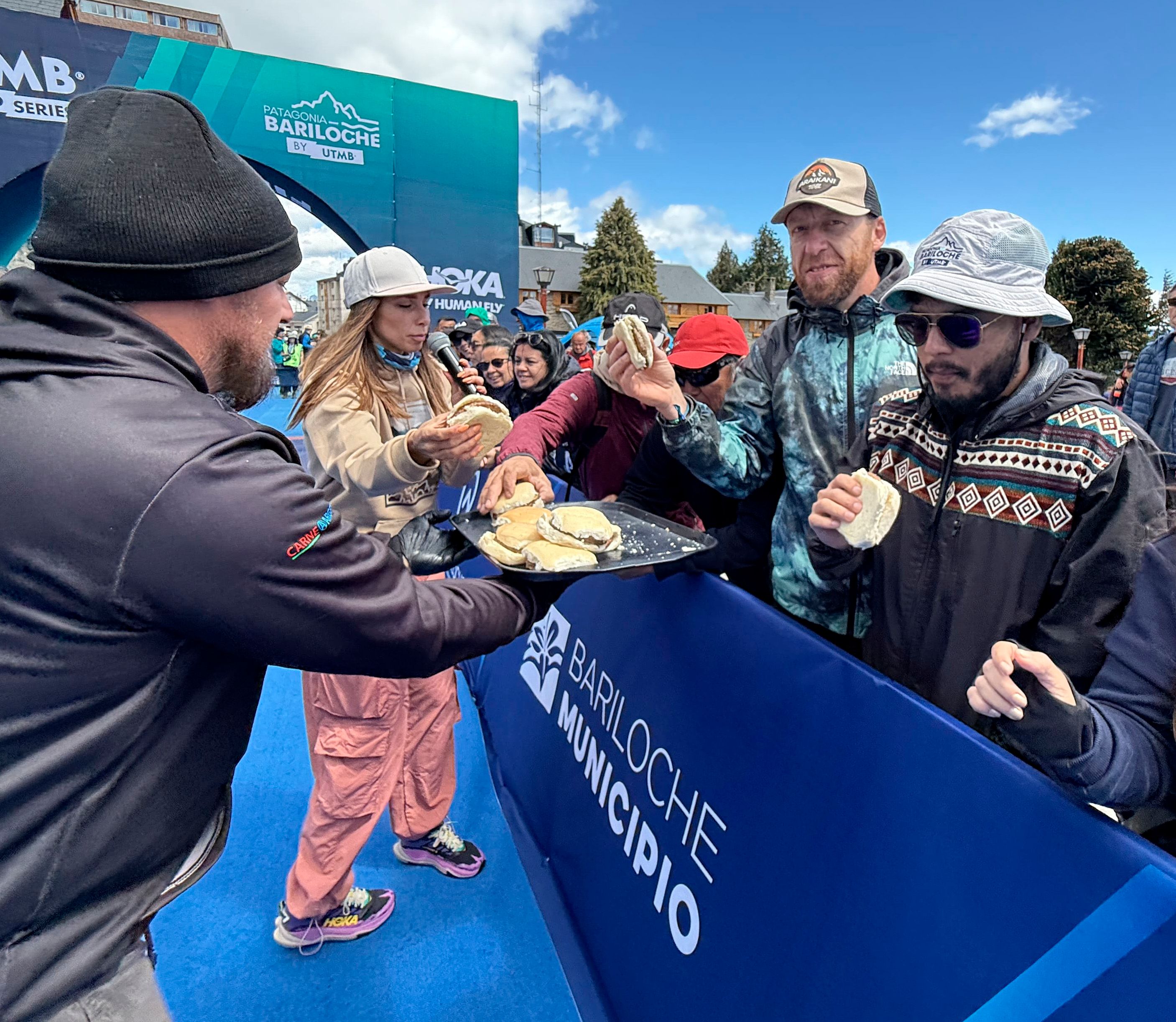 Degustación en el arco de llegada