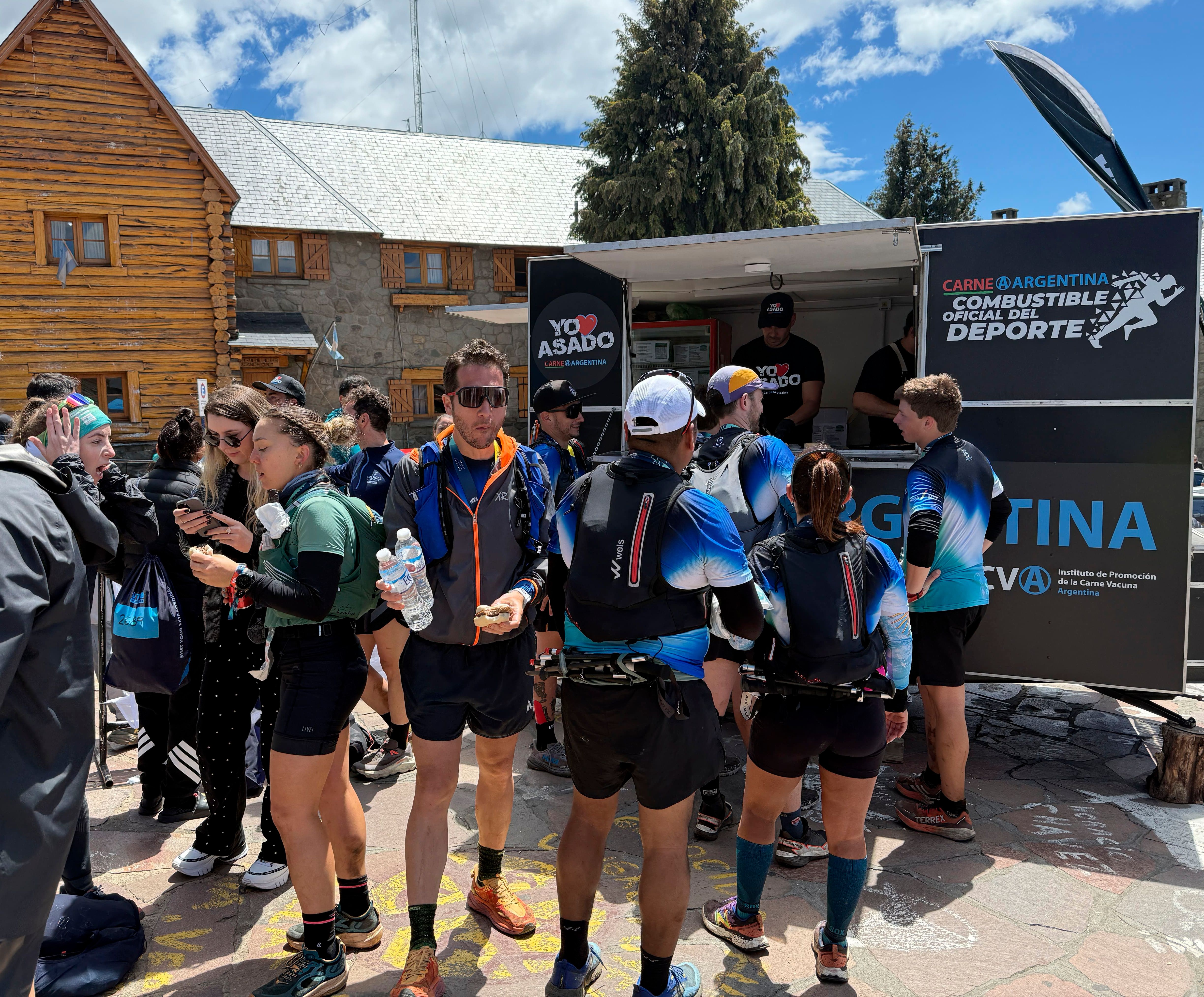 Fila en el food truck de Carne Argentina